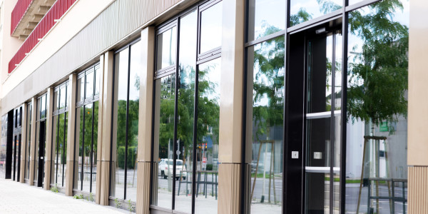 Puertas y Ventanas de Aluminio / PVC a medida en Badalona · Raíl Empotrable Adaptado al Paso de Minusválidos
