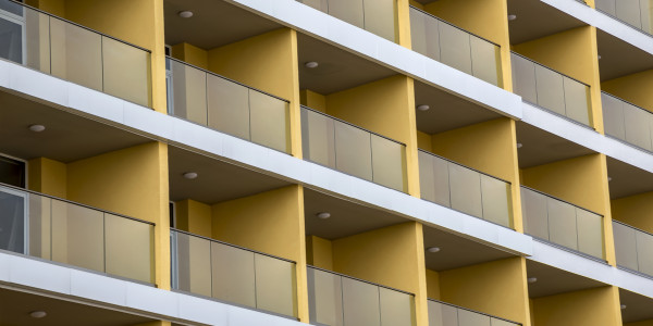 Puertas y Ventanas de Aluminio / PVC a medida en Badalona · Balconeras