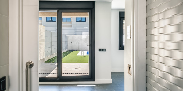 Puertas y Ventanas de Aluminio / PVC a medida en Badalona · Sistema Antilevantamiento