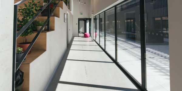 Fabricantes / Instaladores de Puertas y Ventanas de Aluminio / PVC en Badalona · Raíl Empotrable Adaptado al Paso de Minusválidos
